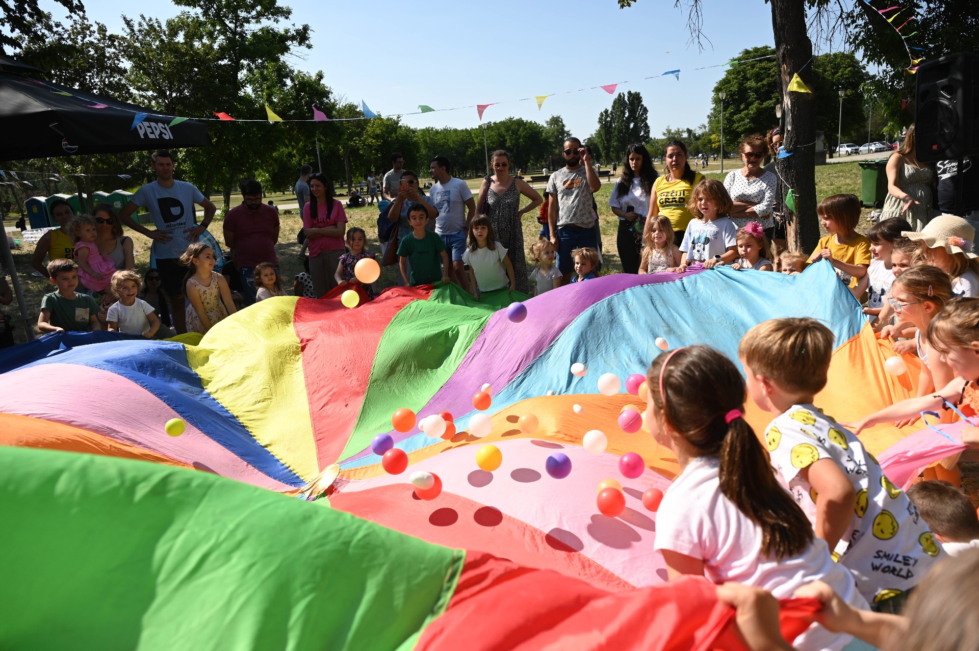 Porodice oko šarenog padobrana na Dečiji Grad događaju